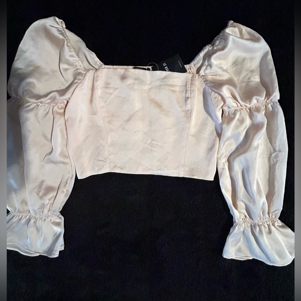 Forever 21 Ladies Crop Top Size Large color soft pink. New with Tags!🥰